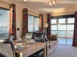 Posezení v ubytování Victory Lodge with Hot Tub - 2 Bedroom - Sleeps 6 - Bron-Y-Wendon Holiday Park