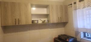 Η κουζίνα ή μικρή κουζίνα στο Premier Suites Isiolo