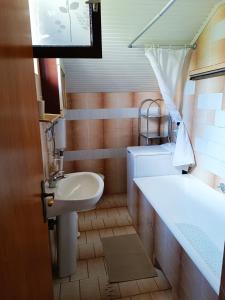 Koupelna v ubytování Apartmani Mataija + 37 fotografií