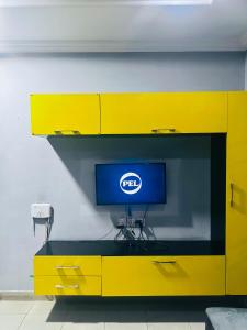 Un centro de entretenimiento amarillo con un cartel de panda. en Luxury apartment at bahria town, en Rawalpindi