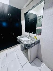 un baño con lavabo y espejo en Luxury apartment at bahria town, en Rawalpindi