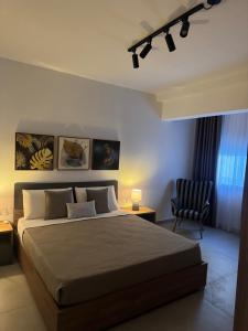 グジラにあるGzira Getawayの大きなベッドと椅子のある寝室