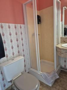 Koupelna v ubytování Auberge BÏN VENDÜD CHÂ NOUS