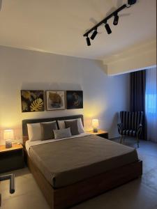 グジラにあるGzira Getawayの大きなベッドと椅子のある寝室