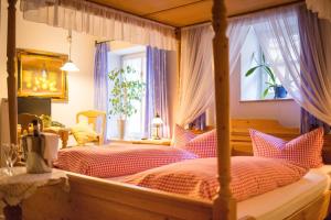 a bedroom with two beds and a window at Hotel Gerberhaus in Rothenburg ob der Tauber