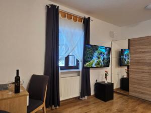 una sala de estar con una gran ventana con cortinas negras en Plitvice streaming 2, en Lagos de Plitvice