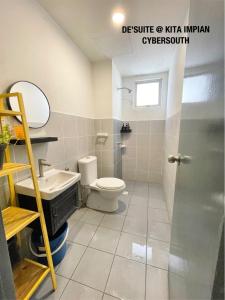 un bagno con un water e un lavandino di DE SUITE Kita Impian Cybersouth a Kampung Dengkil