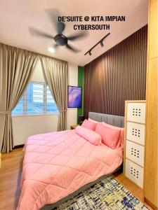 una camera con letto rosa e ventilatore a soffitto di DE SUITE Kita Impian Cybersouth a Kampung Dengkil