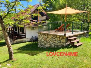 采蒂涅LOVCEN4ME的房屋设有1个带遮阳伞和椅子的甲板