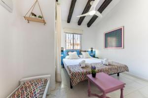 une chambre avec un lit et une table dans l'établissement PETRA, à Dénia