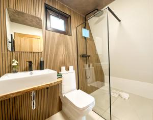 une salle de bain avec toilettes, lavabo et douche dans l'établissement Dream Cottage A-Frame, à Şinca Nouă 16 autres photos
