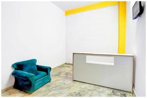 TV a/nebo společenská místnost v ubytování NOIDA HOTEL Maharaja # Near The Great India Place Theme Park and Metro Station - Free Parking And Wi-fi Facilities - A Premium Hotel In Noida