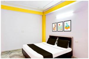 Postel nebo postele na pokoji v ubytování NOIDA HOTEL Maharaja # Near The Great India Place Theme Park and Metro Station - Free Parking And Wi-fi Facilities - A Premium Hotel In Noida
