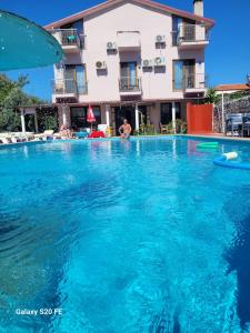 Bazén v ubytování Dalyan Nehir suit hotel nebo v jeho okolí