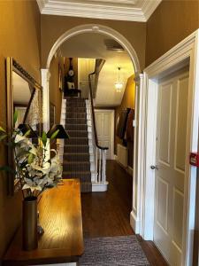 un pasillo con una escalera de caracol en una casa en Rosslyn House, en Whitby