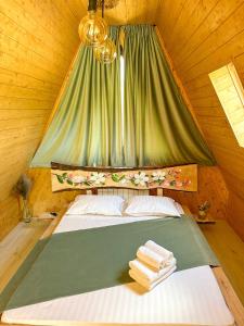 Cette chambre en bois comprend un lit à baldaquin. dans l'établissement Dream Cottage A-Frame, à Şinca Nouă