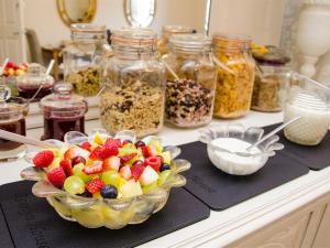 Un bol de fruta en un mostrador con frascos de comida. en Rosslyn House, en Whitby