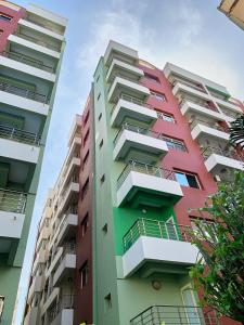 un alto condominio con balconi di The fabulous appt with pool in Virage Yoff Dakar a Dakar
