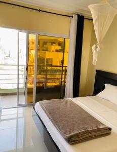 una camera da letto con un letto e un balcone di The fabulous appt with pool in Virage Yoff Dakar a Dakar