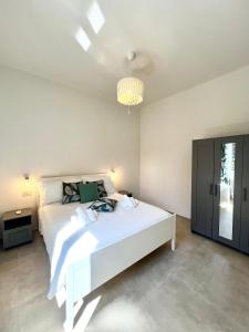 Un pat sau paturi într-o cameră la Eden, lusso vicino al mare