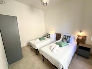 Un pat sau paturi într-o cameră la Eden, lusso vicino al mare