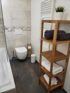 Et badeværelse på Beautiful Studio - Geneva Airport + 17 billeder