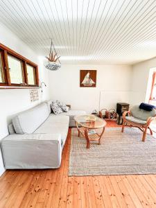 Posezení v ubytování Ferien auf Husarö, Ullas Haus