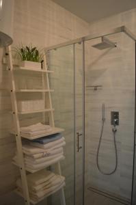 prysznic z drabiną i ręczniki w łazience w obiekcie Salvia 4 Stars Apartment w Poreču