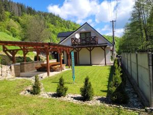 a house with a garden and a pergola at Ubytovanie Hronec in Hronec
