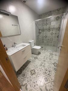 Ένα μπάνιο στο Apartamento; en el camino con WIFI