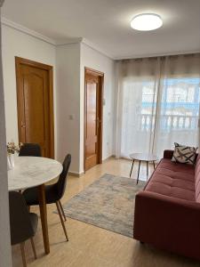 salon z kanapą i stołem w obiekcie Palacio Del Mar w mieście Torrevieja