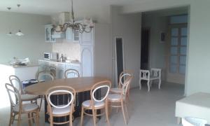 Kuchnia lub aneks kuchenny w obiekcie Salvia 4 Stars Apartment