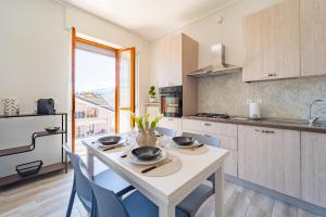 Кухня или мини-кухня в Elegante Appartamento con Terrazzo - Parcheggio Gratuito Privato & Wifi
