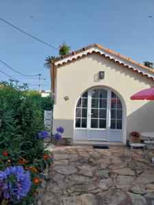 dom z białymi drzwiami i patio w obiekcie Studio indépendant, front de mer et plage à 200m w mieście Antibes