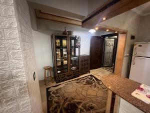 a kitchen with a counter and a refrigerator at شقة غرفتين نوم بحديقة خاصة في المعمورة الشاطئ دور أرضي in Alexandria +3 photos