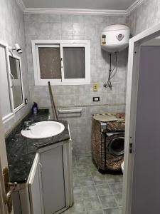 a bathroom with a sink and a mirror at شقة غرفتين نوم بحديقة خاصة في المعمورة الشاطئ دور أرضي in Alexandria