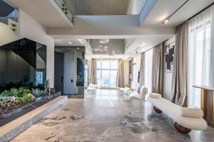 ポリフロノにある5 bedrooms 5 bathrooms LUXURY House with poolのソファと大きな窓のあるリビングルーム