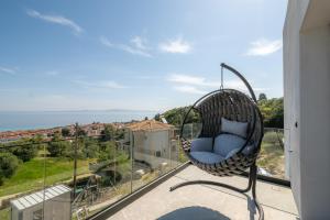 ポリフロノにある5 bedrooms 5 bathrooms LUXURY House with poolの家のバルコニーに籐椅子