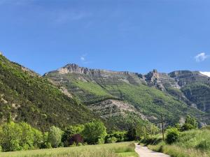 un chemin de terre devant une montagne dans l'établissement Séjour en pleine nature, à Romeyer 10 autres photos