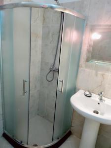 Et badeværelse på Seaside Apartment 15 + 12 billeder