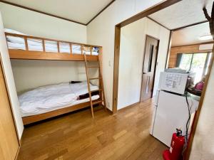 Rúm í herbergi á 貸別荘はこぶね