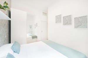 A bed or beds in a room at Easylife - Comodo trilocale in Porta Romana