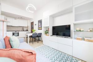 A kitchen or kitchenette at Easylife - Comodo trilocale in Porta Romana