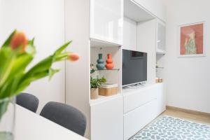 A kitchen or kitchenette at Easylife - Comodo trilocale in Porta Romana