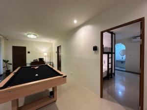 Biliár nebo kulečník v ubytování WANGTA Hostel + 16 fotografií
