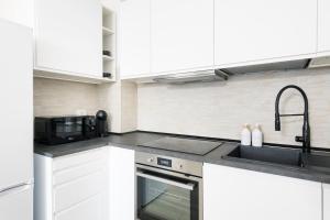 A kitchen or kitchenette at Easylife - Comodo trilocale in Porta Romana