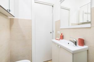 A bathroom at Easylife - Comodo trilocale in Porta Romana