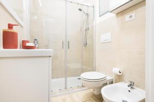 A bathroom at Easylife - Comodo trilocale in Porta Romana