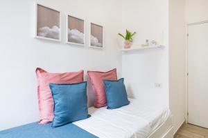 A bed or beds in a room at Easylife - Comodo trilocale in Porta Romana