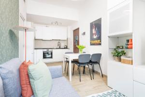 A kitchen or kitchenette at Easylife - Comodo trilocale in Porta Romana